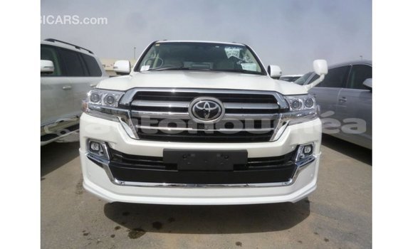 Acheter Import Voiture Toyota Land Cruiser Blanc à Import - Dubai, Iles Acheter Import Voiture Toyota Land Cruiser Blanc à Import - Dubai, Iles