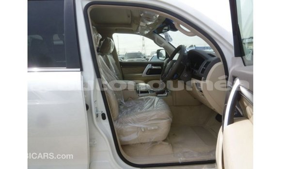 Acheter Import Voiture Toyota Land Cruiser Blanc à Import - Dubai, Iles Acheter Import Voiture Toyota Land Cruiser Blanc à Import - Dubai, Iles