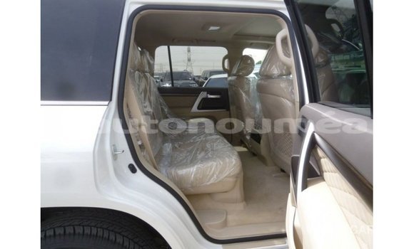 Acheter Import Voiture Toyota Land Cruiser Blanc à Import - Dubai, Iles Acheter Import Voiture Toyota Land Cruiser Blanc à Import - Dubai, Iles
