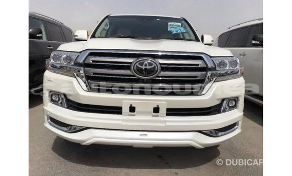 Acheter Import Voiture Toyota Land Cruiser Blanc à Import - Dubai, Iles Acheter Import Voiture Toyota Land Cruiser Blanc à Import - Dubai, Iles