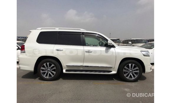 Acheter Import Voiture Toyota Land Cruiser Blanc à Import - Dubai, Iles Acheter Import Voiture Toyota Land Cruiser Blanc à Import - Dubai, Iles