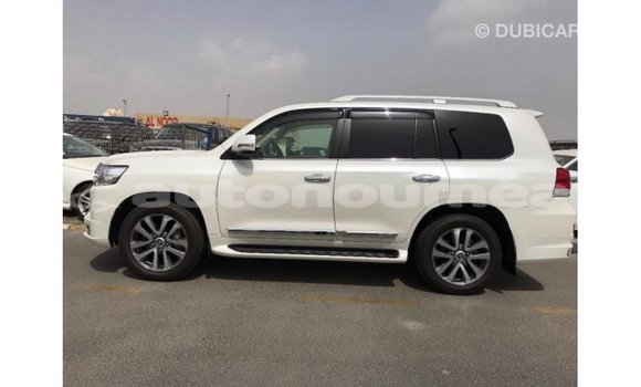 Acheter Import Voiture Toyota Land Cruiser Blanc à Import - Dubai, Iles Acheter Import Voiture Toyota Land Cruiser Blanc à Import - Dubai, Iles