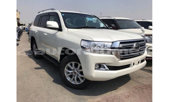 Acheter Import Voiture Toyota Land Cruiser Blanc à Import - Dubai, Iles Acheter Import Voiture Toyota Land Cruiser Blanc à Import - Dubai, Iles