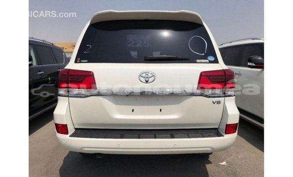 Acheter Import Voiture Toyota Land Cruiser Blanc à Import - Dubai, Iles Acheter Import Voiture Toyota Land Cruiser Blanc à Import - Dubai, Iles
