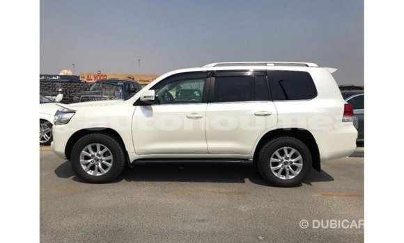 Acheter Import Voiture Toyota Land Cruiser Blanc à Import - Dubai, Iles Acheter Import Voiture Toyota Land Cruiser Blanc à Import - Dubai, Iles