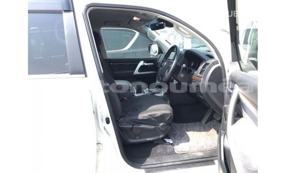 Acheter Import Voiture Toyota Land Cruiser Blanc à Import - Dubai, Iles Acheter Import Voiture Toyota Land Cruiser Blanc à Import - Dubai, Iles