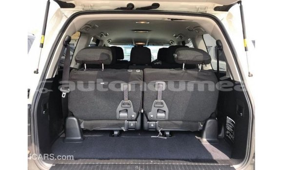 Acheter Import Voiture Toyota Land Cruiser Blanc à Import - Dubai, Iles Acheter Import Voiture Toyota Land Cruiser Blanc à Import - Dubai, Iles