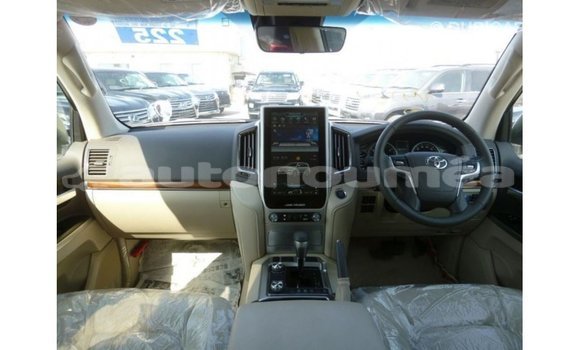 Buy Import Toyota Land Cruiser White Car in Import - Dubai in Iles Buy Import Toyota Land Cruiser White Car in Import - Dubai in Iles