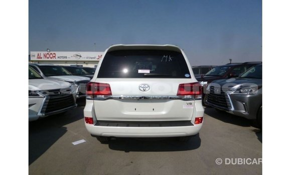 Buy Import Toyota Land Cruiser White Car in Import - Dubai in Iles Buy Import Toyota Land Cruiser White Car in Import - Dubai in Iles