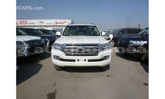 Buy Import Toyota Land Cruiser White Car in Import - Dubai in Iles Buy Import Toyota Land Cruiser White Car in Import - Dubai in Iles