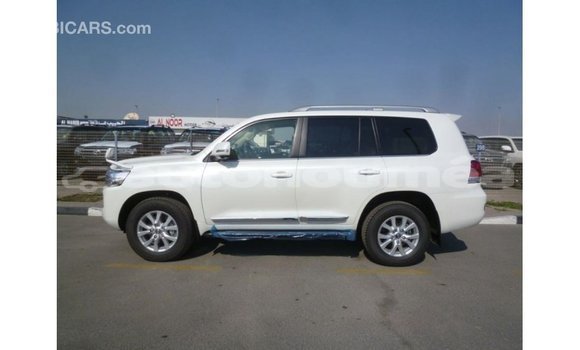 Buy Import Toyota Land Cruiser White Car in Import - Dubai in Iles Buy Import Toyota Land Cruiser White Car in Import - Dubai in Iles