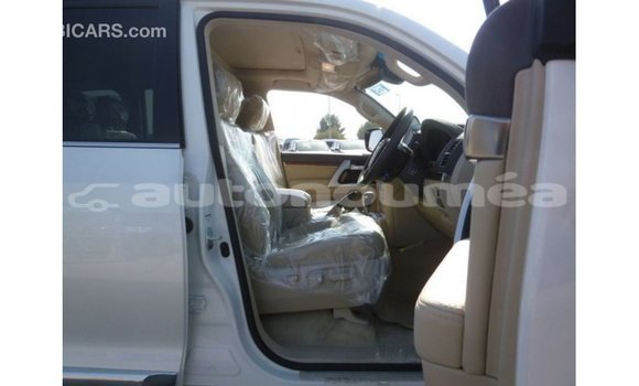 Buy Import Toyota Land Cruiser White Car in Import - Dubai in Iles Buy Import Toyota Land Cruiser White Car in Import - Dubai in Iles