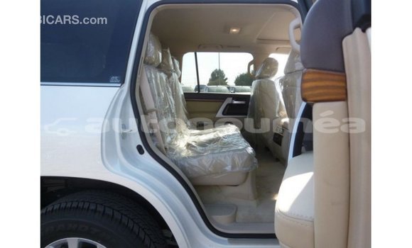 Buy Import Toyota Land Cruiser White Car in Import - Dubai in Iles Buy Import Toyota Land Cruiser White Car in Import - Dubai in Iles