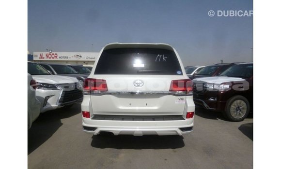 Acheter Import Voiture Toyota Land Cruiser Blanc à Import - Dubai, Iles Acheter Import Voiture Toyota Land Cruiser Blanc à Import - Dubai, Iles