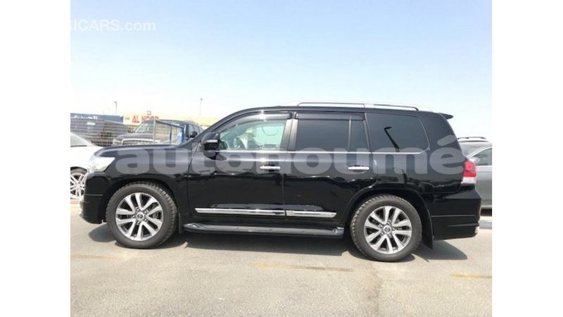 Big with watermark toyota land cruiser iles import dubai 3104
