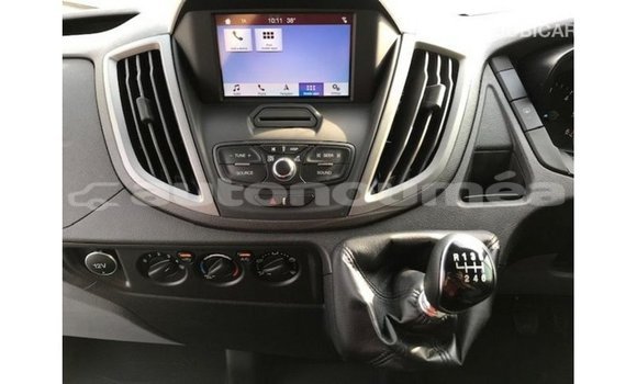 Acheter Import Voiture Ford Club Wagon Blanc à Import - Dubai, Iles Acheter Import Voiture Ford Club Wagon Blanc à Import - Dubai, Iles