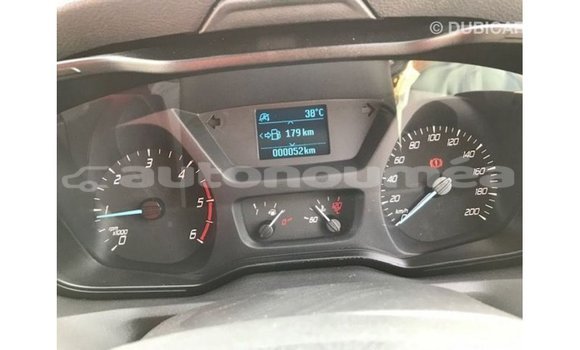 Acheter Import Voiture Ford Club Wagon Blanc à Import - Dubai, Iles Acheter Import Voiture Ford Club Wagon Blanc à Import - Dubai, Iles