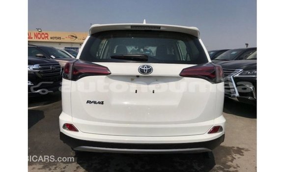 Acheter Import Utilitaire Toyota HiAce Blanc à Import - Dubai, Iles Acheter Import Utilitaire Toyota HiAce Blanc à Import - Dubai, Iles