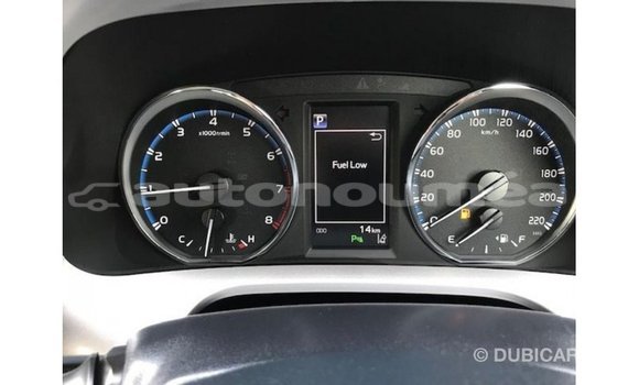 Acheter Import Utilitaire Toyota HiAce Blanc à Import - Dubai, Iles Acheter Import Utilitaire Toyota HiAce Blanc à Import - Dubai, Iles