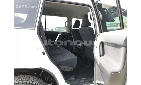 Acheter Import Voiture Toyota Prado Blanc à Import - Dubai, Iles Acheter Import Voiture Toyota Prado Blanc à Import - Dubai, Iles