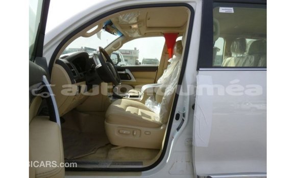 Acheter Import Voiture Toyota Land Cruiser Blanc à Import - Dubai, Iles Acheter Import Voiture Toyota Land Cruiser Blanc à Import - Dubai, Iles