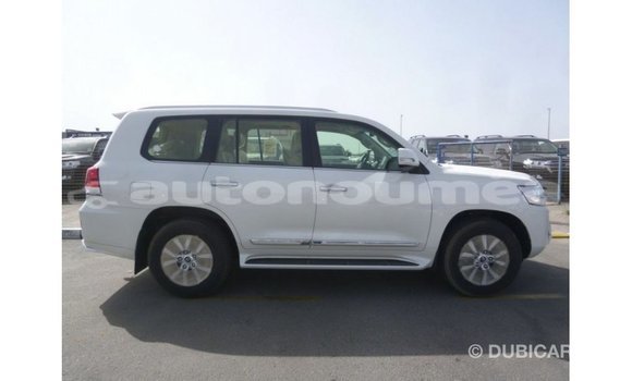 Acheter Import Voiture Toyota Land Cruiser Blanc à Import - Dubai, Iles Acheter Import Voiture Toyota Land Cruiser Blanc à Import - Dubai, Iles
