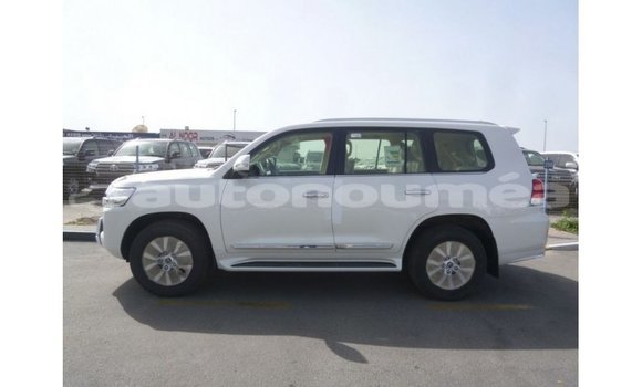 Acheter Import Voiture Toyota Land Cruiser Blanc à Import - Dubai, Iles Acheter Import Voiture Toyota Land Cruiser Blanc à Import - Dubai, Iles