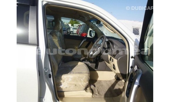 Acheter Import Voiture Toyota Prado Blanc à Import - Dubai, Iles Acheter Import Voiture Toyota Prado Blanc à Import - Dubai, Iles