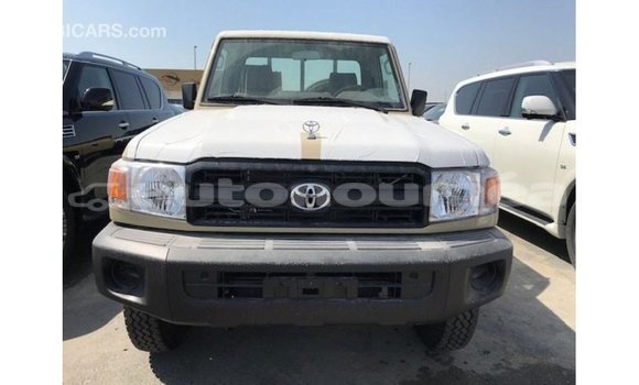 Acheter Import Voiture Toyota Land Cruiser Beige à Import - Dubai, Iles Acheter Import Voiture Toyota Land Cruiser Beige à Import - Dubai, Iles