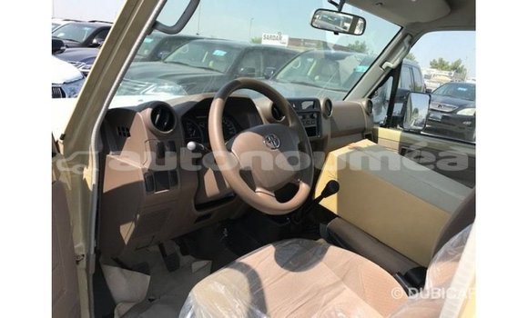 Acheter Import Voiture Toyota Land Cruiser Beige à Import - Dubai, Iles Acheter Import Voiture Toyota Land Cruiser Beige à Import - Dubai, Iles