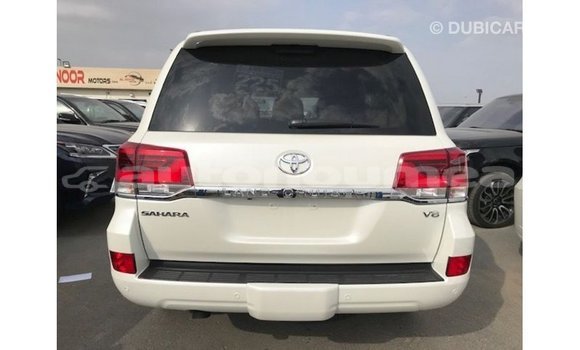 Acheter Import Voiture Toyota Land Cruiser Blanc à Import - Dubai, Iles Acheter Import Voiture Toyota Land Cruiser Blanc à Import - Dubai, Iles
