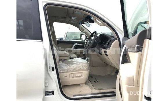 Acheter Import Voiture Toyota Land Cruiser Blanc à Import - Dubai, Iles Acheter Import Voiture Toyota Land Cruiser Blanc à Import - Dubai, Iles