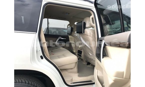 Acheter Import Voiture Toyota Land Cruiser Blanc à Import - Dubai, Iles Acheter Import Voiture Toyota Land Cruiser Blanc à Import - Dubai, Iles