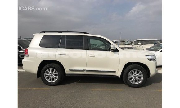 Acheter Import Voiture Toyota Land Cruiser Blanc à Import - Dubai, Iles Acheter Import Voiture Toyota Land Cruiser Blanc à Import - Dubai, Iles