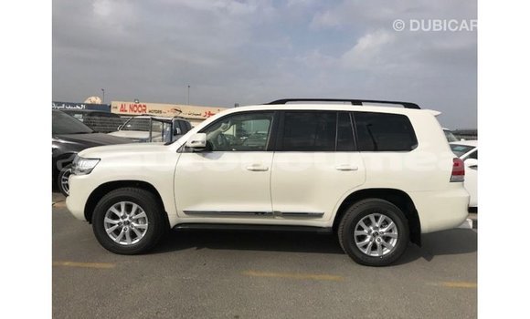 Acheter Import Voiture Toyota Land Cruiser Blanc à Import - Dubai, Iles Acheter Import Voiture Toyota Land Cruiser Blanc à Import - Dubai, Iles