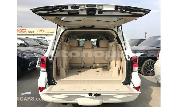 Acheter Import Voiture Toyota Land Cruiser Blanc à Import - Dubai, Iles Acheter Import Voiture Toyota Land Cruiser Blanc à Import - Dubai, Iles