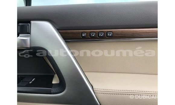 Acheter Import Voiture Toyota Land Cruiser Blanc à Import - Dubai, Iles Acheter Import Voiture Toyota Land Cruiser Blanc à Import - Dubai, Iles
