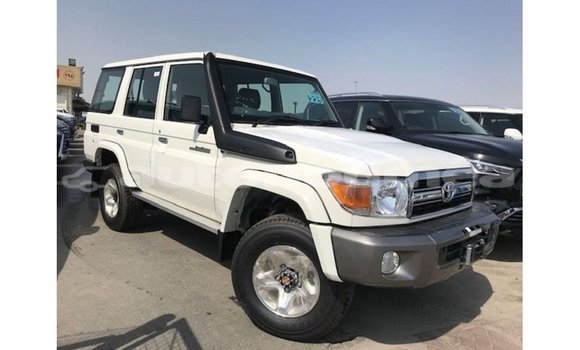 Acheter Import Voiture Toyota Land Cruiser Blanc à Import - Dubai, Iles Acheter Import Voiture Toyota Land Cruiser Blanc à Import - Dubai, Iles
