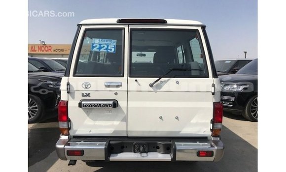Acheter Import Voiture Toyota Land Cruiser Blanc à Import - Dubai, Iles Acheter Import Voiture Toyota Land Cruiser Blanc à Import - Dubai, Iles