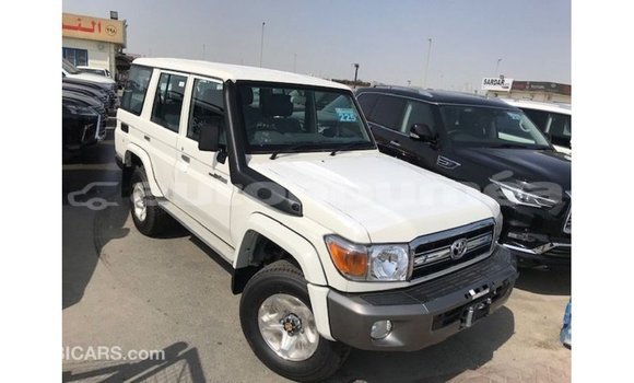 Acheter Import Voiture Toyota Land Cruiser Blanc à Import - Dubai, Iles Acheter Import Voiture Toyota Land Cruiser Blanc à Import - Dubai, Iles