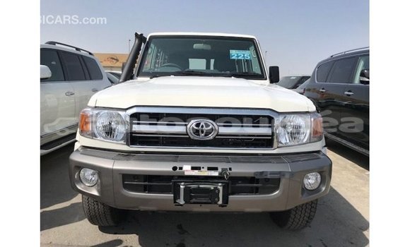 Acheter Import Voiture Toyota Land Cruiser Blanc à Import - Dubai, Iles Acheter Import Voiture Toyota Land Cruiser Blanc à Import - Dubai, Iles