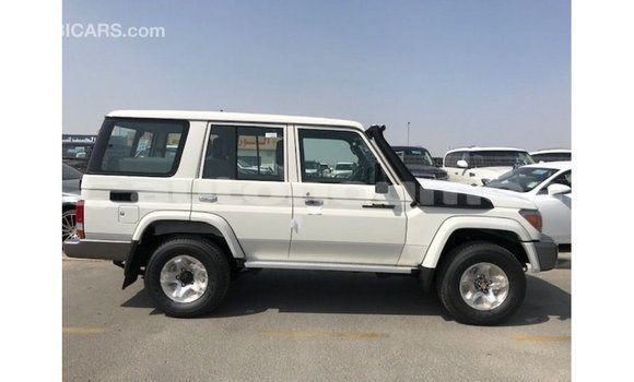 Acheter Import Voiture Toyota Land Cruiser Blanc à Import - Dubai, Iles Acheter Import Voiture Toyota Land Cruiser Blanc à Import - Dubai, Iles