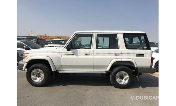 Acheter Import Voiture Toyota Land Cruiser Blanc à Import - Dubai, Iles Acheter Import Voiture Toyota Land Cruiser Blanc à Import - Dubai, Iles
