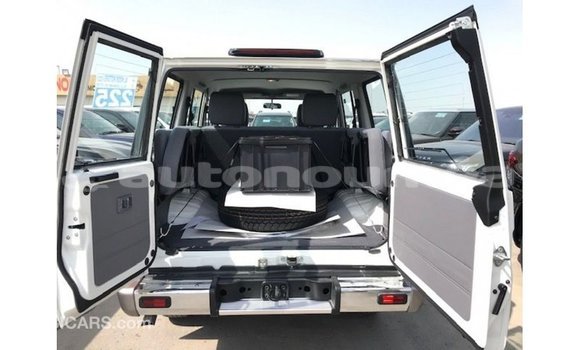 Acheter Import Voiture Toyota Land Cruiser Blanc à Import - Dubai, Iles Acheter Import Voiture Toyota Land Cruiser Blanc à Import - Dubai, Iles