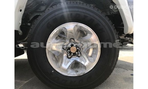Acheter Import Voiture Toyota Land Cruiser Blanc à Import - Dubai, Iles Acheter Import Voiture Toyota Land Cruiser Blanc à Import - Dubai, Iles
