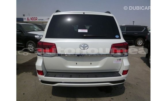 Acheter Import Voiture Toyota Land Cruiser Blanc à Import - Dubai, Iles Acheter Import Voiture Toyota Land Cruiser Blanc à Import - Dubai, Iles
