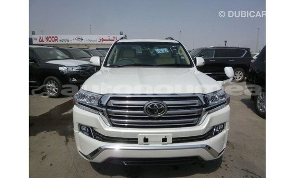 Acheter Import Voiture Toyota Land Cruiser Blanc à Import - Dubai, Iles Acheter Import Voiture Toyota Land Cruiser Blanc à Import - Dubai, Iles