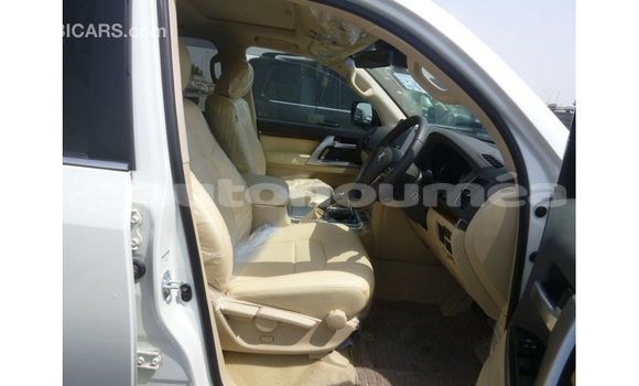 Acheter Import Voiture Toyota Land Cruiser Blanc à Import - Dubai, Iles Acheter Import Voiture Toyota Land Cruiser Blanc à Import - Dubai, Iles