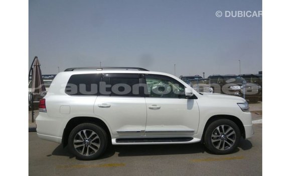Acheter Import Voiture Toyota Land Cruiser Blanc à Import - Dubai, Iles Acheter Import Voiture Toyota Land Cruiser Blanc à Import - Dubai, Iles