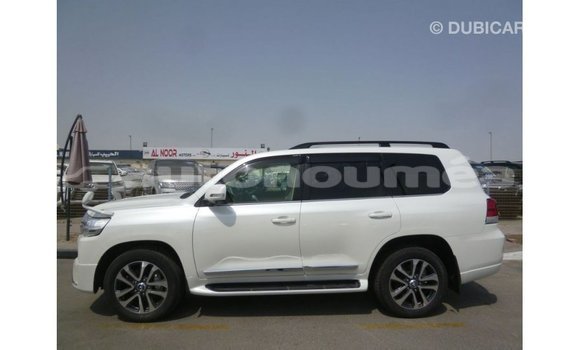 Acheter Import Voiture Toyota Land Cruiser Blanc à Import - Dubai, Iles Acheter Import Voiture Toyota Land Cruiser Blanc à Import - Dubai, Iles